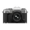 Fujifilm X-T50 Kamera mit 15-45mm Objektiv in Silber.
