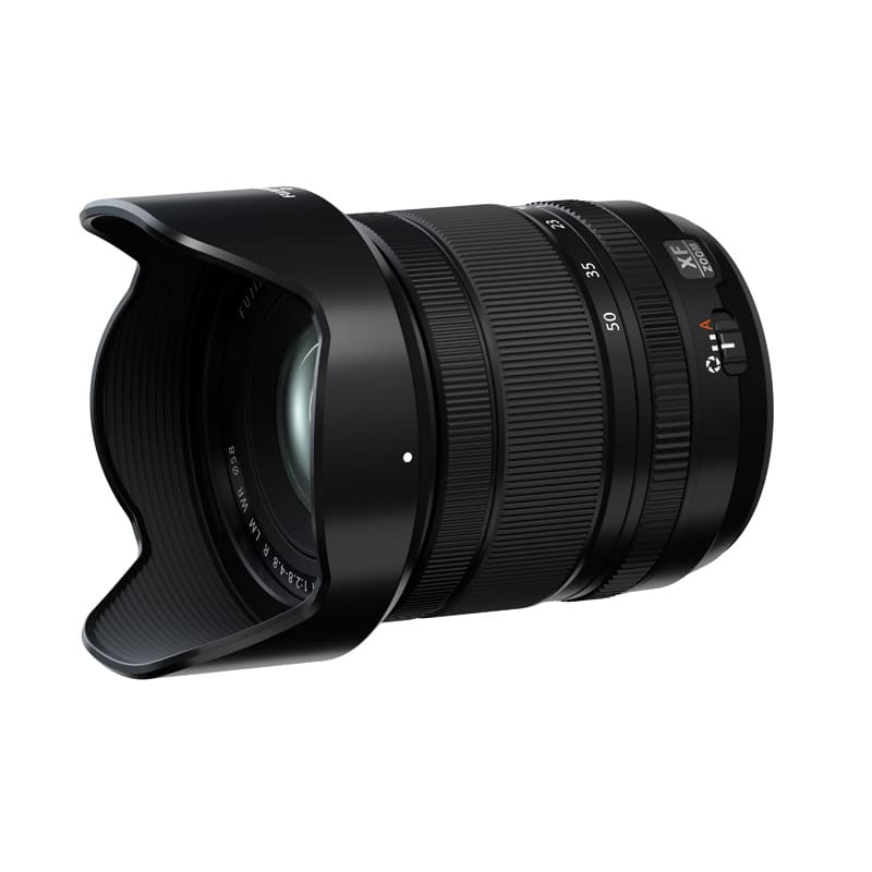 Fujinon XF16-50mm F2.8-4.8 R LM WR Objektiv mit Blende und Schutzhaube.