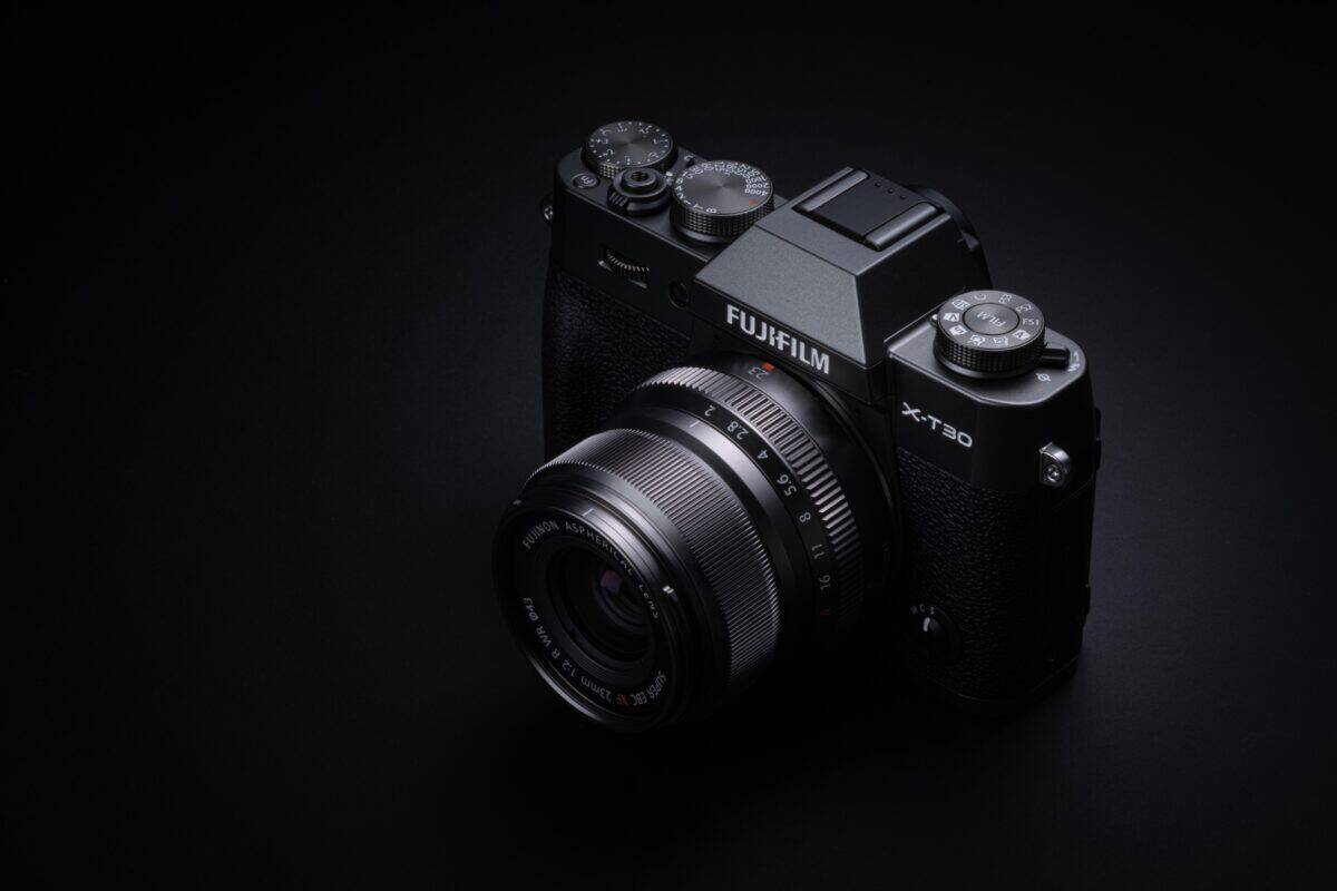 Fujifilm X-T30 III Gehäuse in Schwarz auf dunklem Hintergrund.