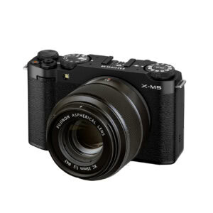 Fujifilm X-M5 mit XC 35mm F2 Objektiv in Schwarz auf weißem Hintergrund.