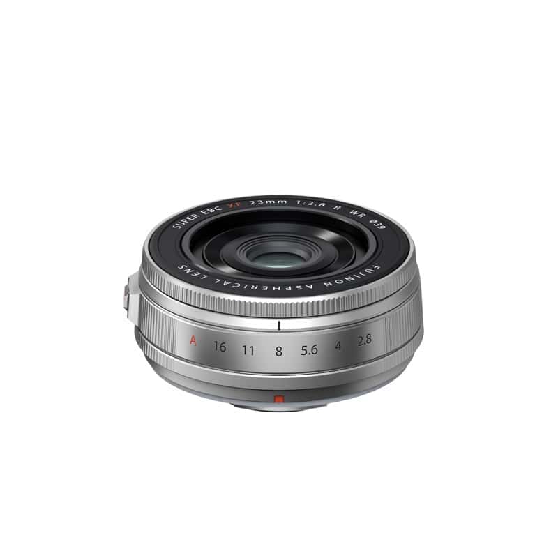 Fujinon XF23mm F2.8 R WR silber Objektiv auf weißem Hintergrund.